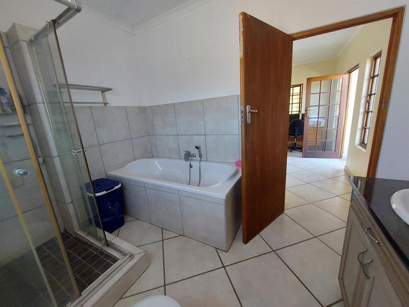 5 Bedroom Property for Sale in Waverley Gauteng