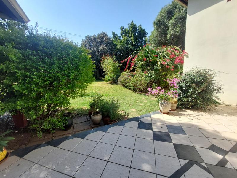 5 Bedroom Property for Sale in Waverley Gauteng