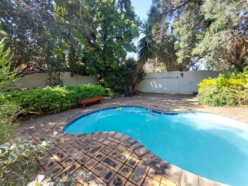 5 Bedroom Property for Sale in Waverley Gauteng
