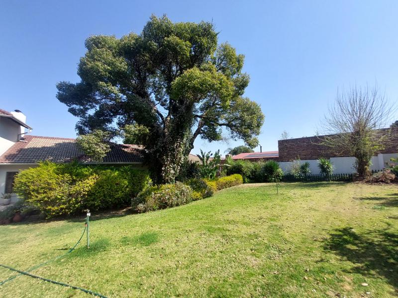 5 Bedroom Property for Sale in Waverley Gauteng