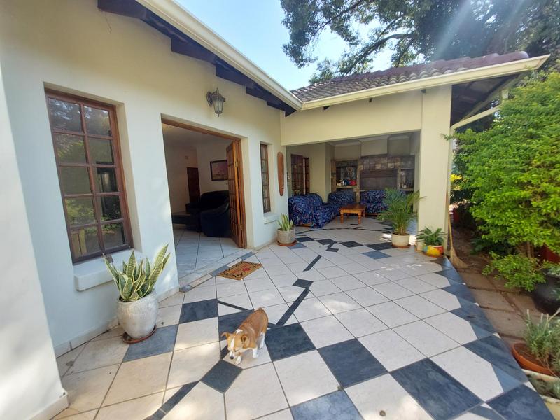 5 Bedroom Property for Sale in Waverley Gauteng