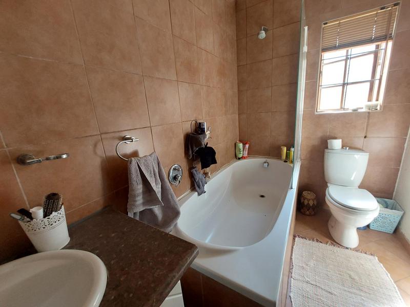 5 Bedroom Property for Sale in Waverley Gauteng