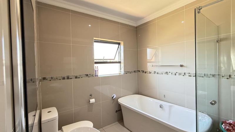 5 Bedroom Property for Sale in Blue Valley Golf Estate Gauteng