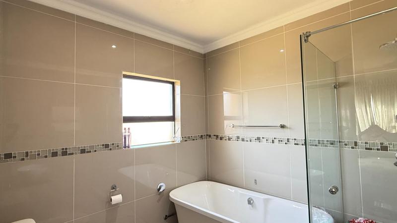 5 Bedroom Property for Sale in Blue Valley Golf Estate Gauteng
