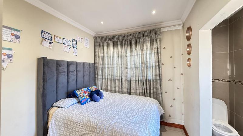 5 Bedroom Property for Sale in Blue Valley Golf Estate Gauteng