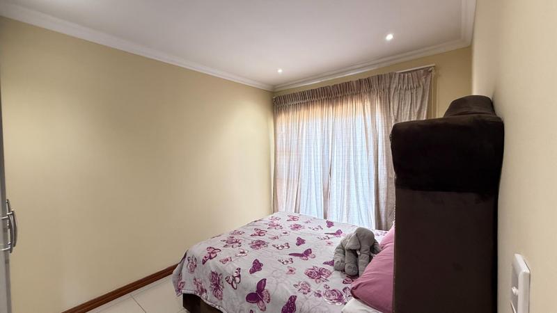 5 Bedroom Property for Sale in Blue Valley Golf Estate Gauteng