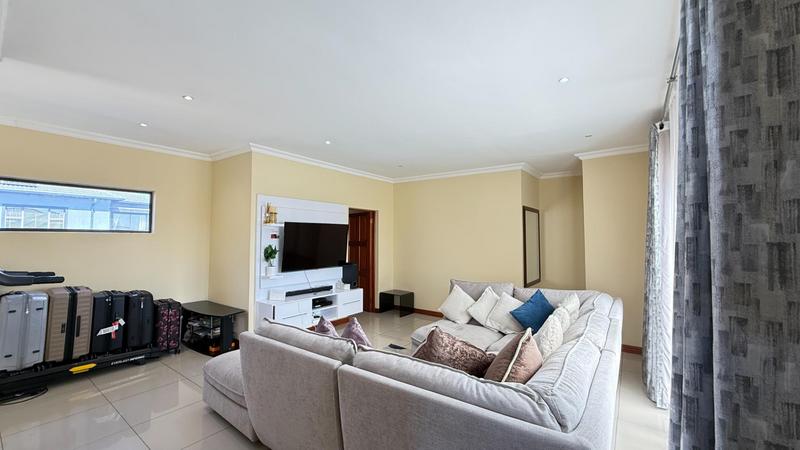 5 Bedroom Property for Sale in Blue Valley Golf Estate Gauteng