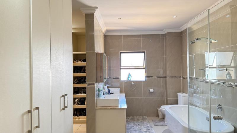 5 Bedroom Property for Sale in Blue Valley Golf Estate Gauteng