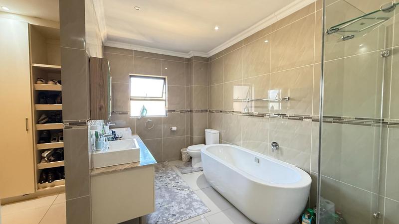 5 Bedroom Property for Sale in Blue Valley Golf Estate Gauteng