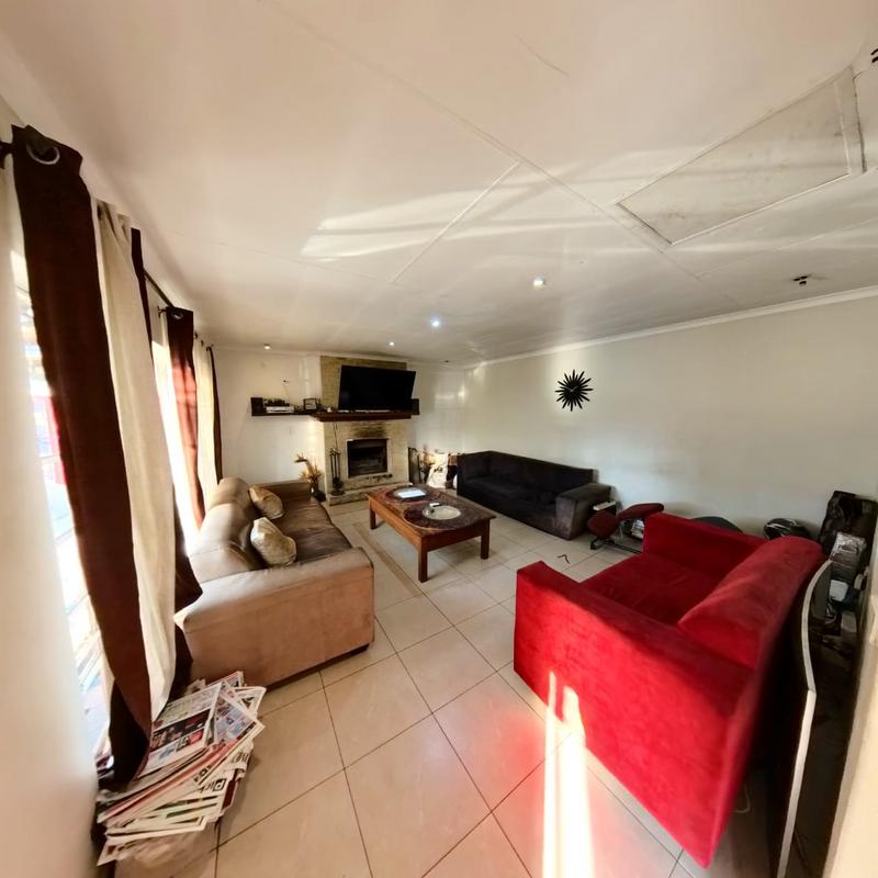 4 Bedroom Property for Sale in Glen Austin Gauteng