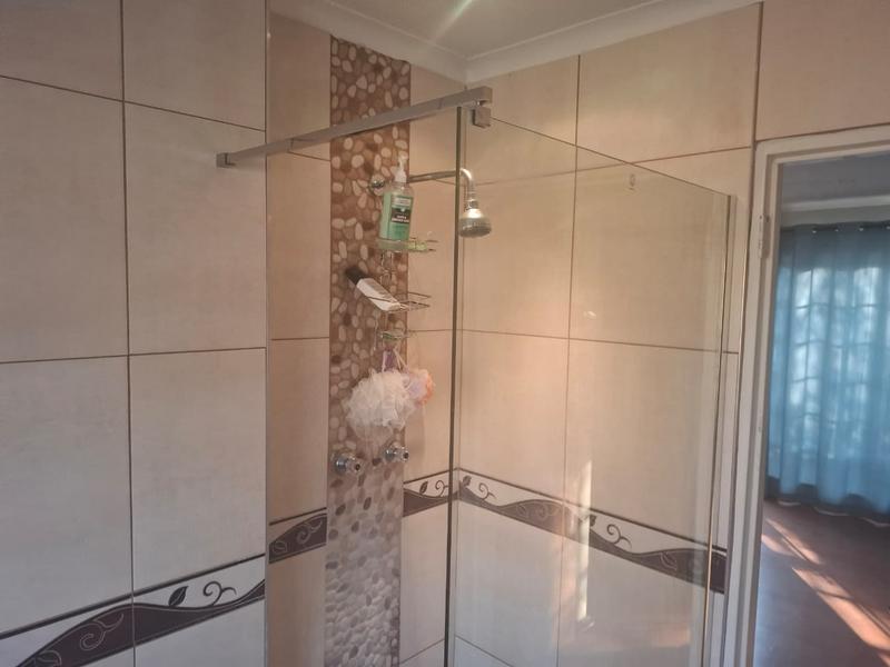 4 Bedroom Property for Sale in Glen Austin Gauteng