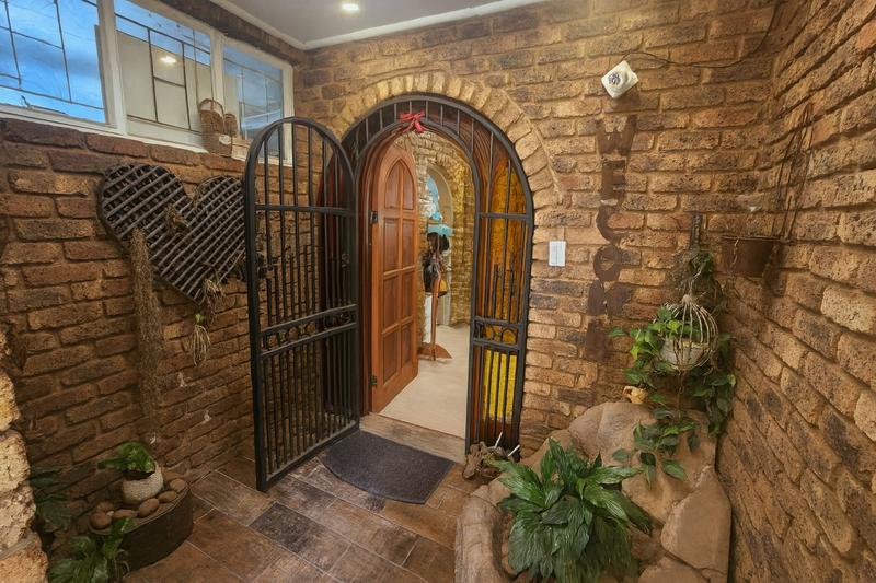 5 Bedroom Property for Sale in Waterkloof Glen Gauteng