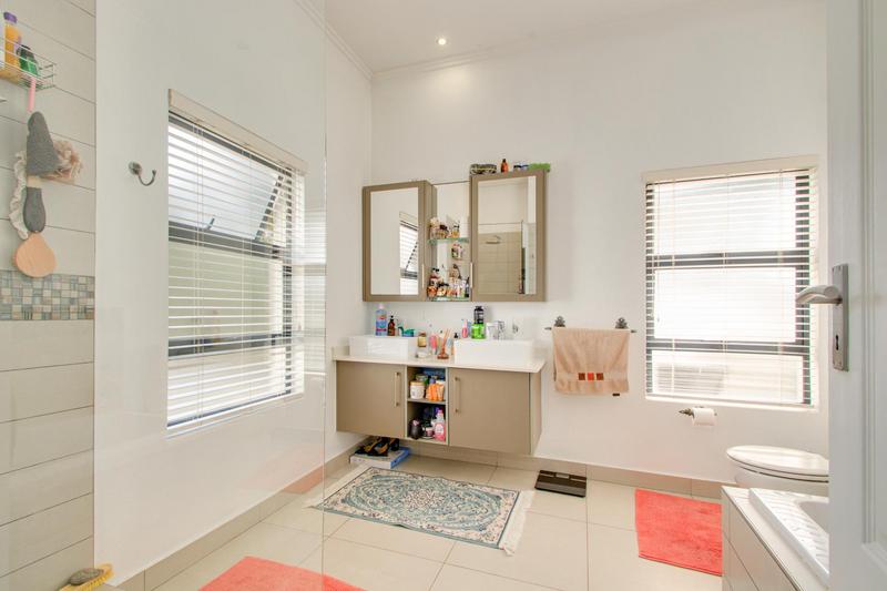 To Let 4 Bedroom Property for Rent in Broadacres Gauteng