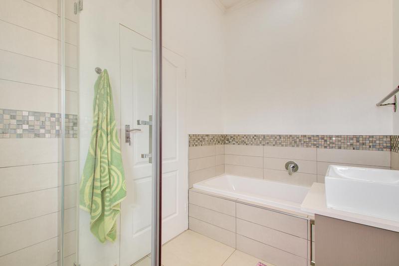 To Let 4 Bedroom Property for Rent in Broadacres Gauteng