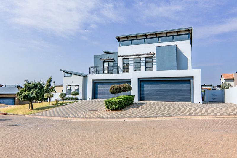 6 Bedroom Property for Sale in Copperleaf Estate Gauteng