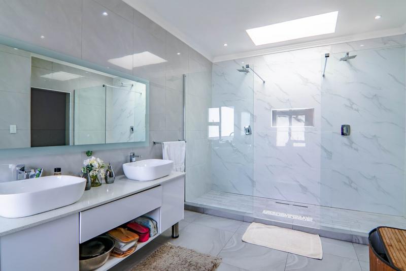 6 Bedroom Property for Sale in Copperleaf Estate Gauteng