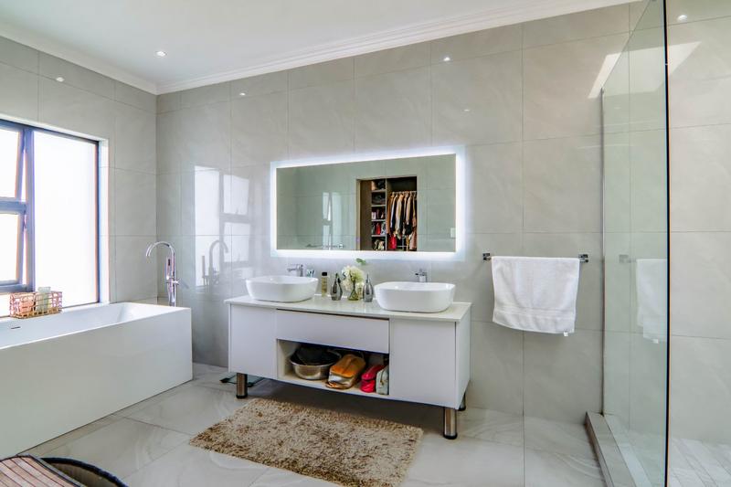 6 Bedroom Property for Sale in Copperleaf Estate Gauteng