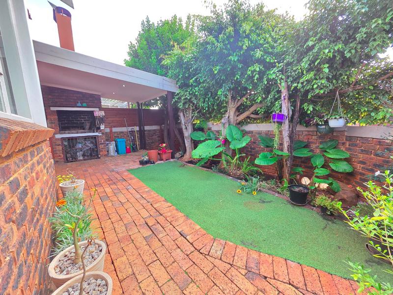 2 Bedroom Property for Sale in Weltevreden Park Gauteng