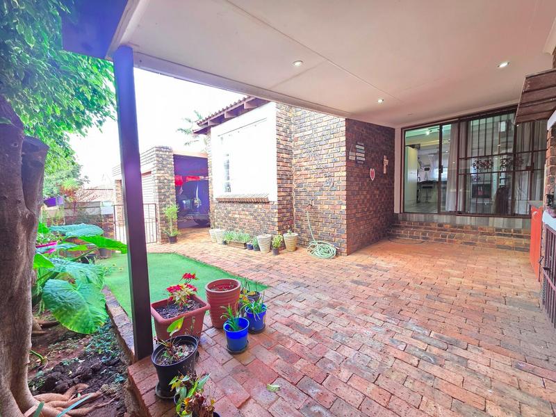 2 Bedroom Property for Sale in Weltevreden Park Gauteng