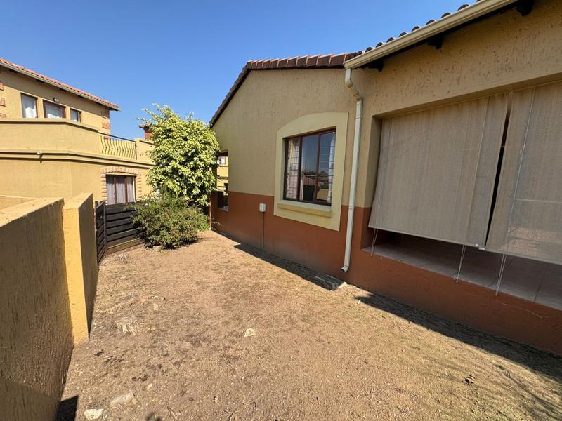 To Let 2 Bedroom Property for Rent in Douglasdale Gauteng