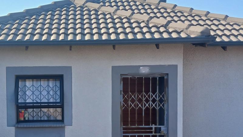 2 Bedroom Property for Sale in Clayville Gauteng