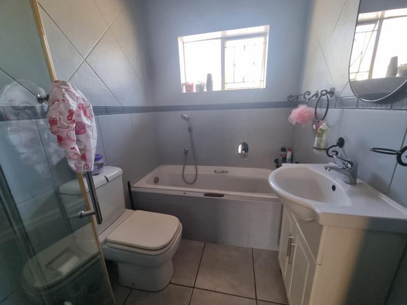 4 Bedroom Property for Sale in Verwoerdpark Gauteng