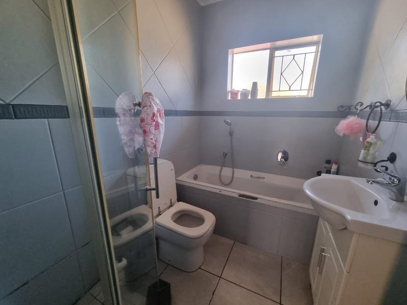 4 Bedroom Property for Sale in Verwoerdpark Gauteng