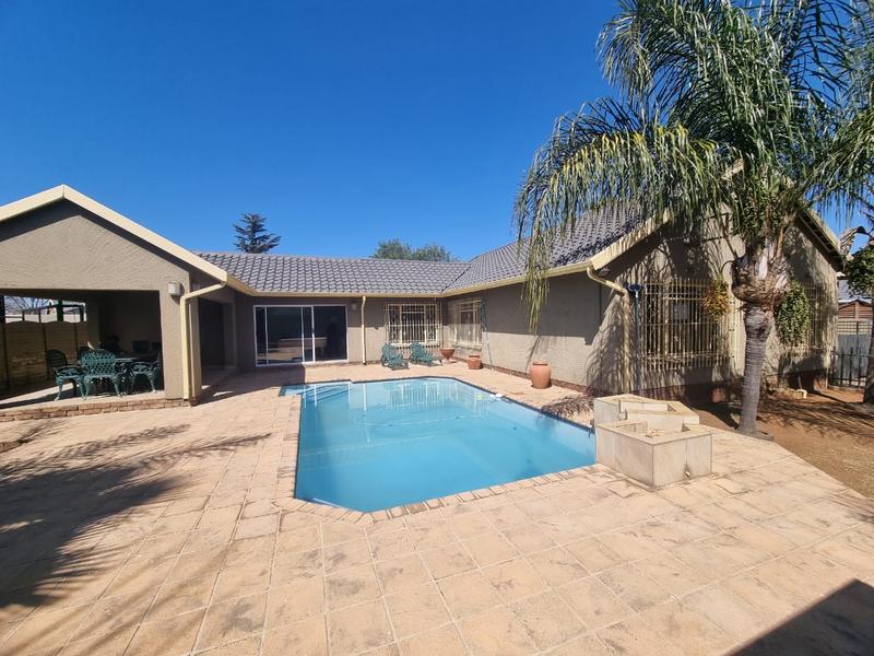 4 Bedroom Property for Sale in Verwoerdpark Gauteng