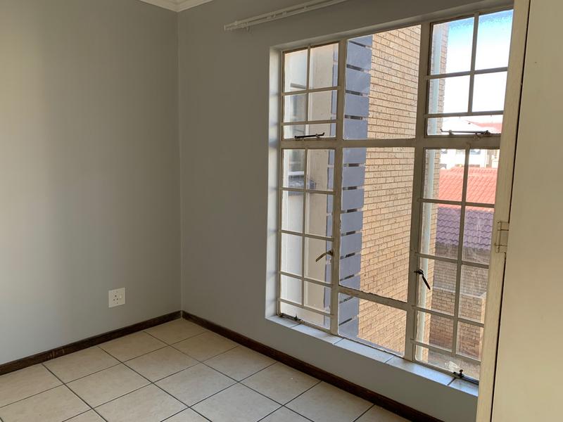 2 Bedroom Property for Sale in Die Hoewes Gauteng