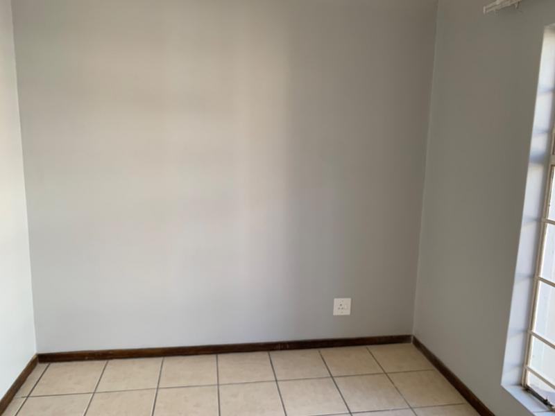 2 Bedroom Property for Sale in Die Hoewes Gauteng