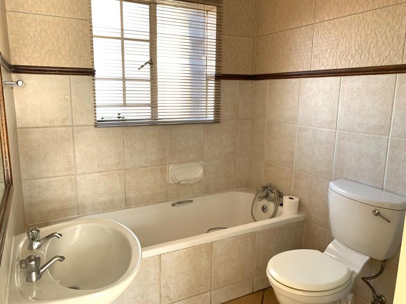 2 Bedroom Property for Sale in Die Hoewes Gauteng