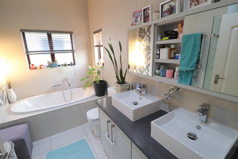 To Let 3 Bedroom Property for Rent in Broadacres Gauteng