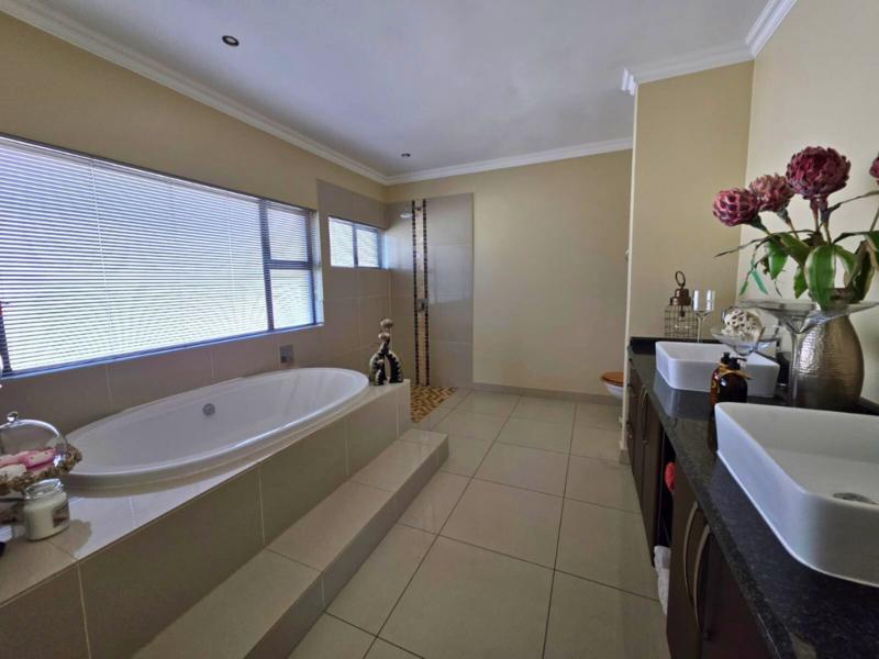 5 Bedroom Property for Sale in Serengeti Lifestyle Estate Gauteng