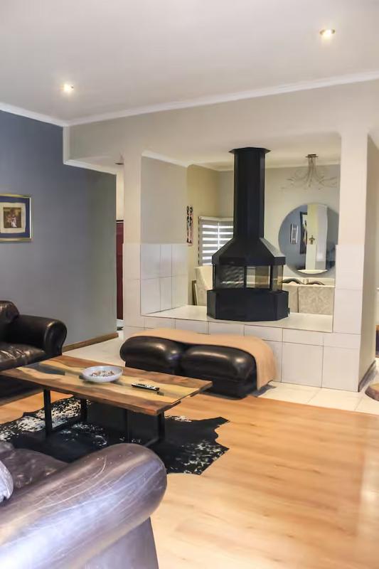 7 Bedroom Property for Sale in Gallo Manor Gauteng