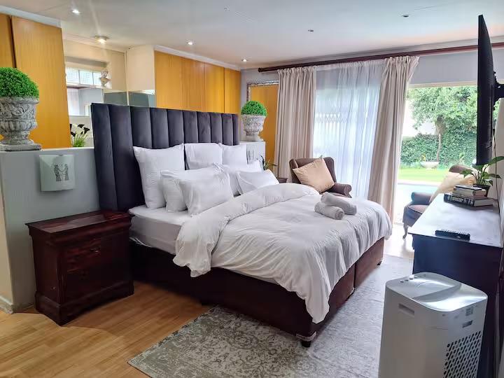 7 Bedroom Property for Sale in Gallo Manor Gauteng