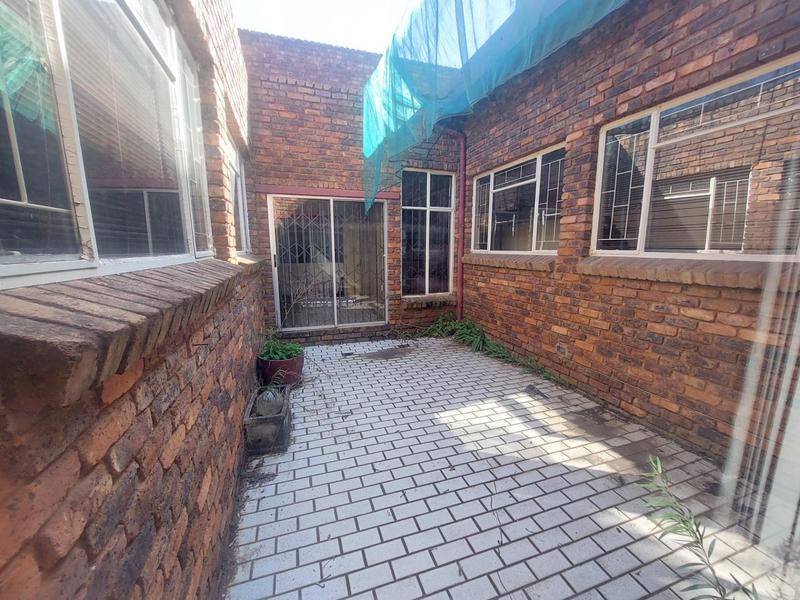 To Let 8 Bedroom Property for Rent in Raslouw A H Gauteng