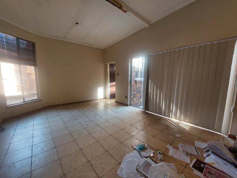 To Let 8 Bedroom Property for Rent in Raslouw A H Gauteng