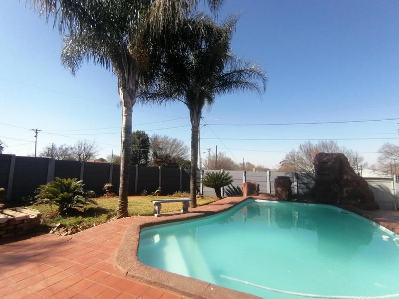 To Let 4 Bedroom Property for Rent in Florida Gauteng