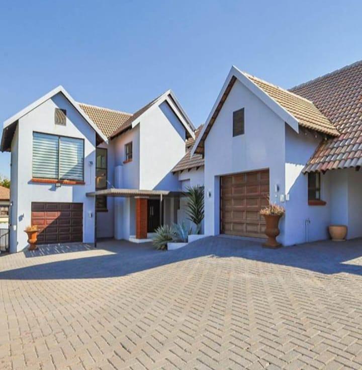 4 Bedroom Property for Sale in Olympus Country Estate Gauteng