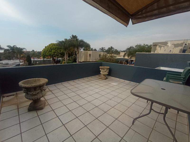 2 Bedroom Property for Sale in Helderkruin Gauteng