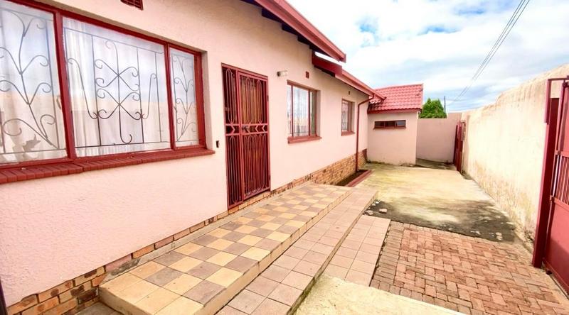 3 Bedroom Property for Sale in Mohlakeng Gauteng