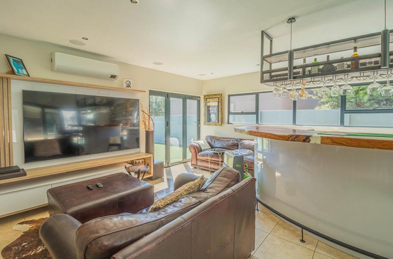 6 Bedroom Property for Sale in Midstream Ridge Gauteng