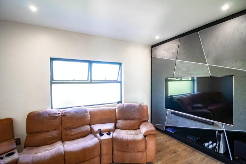 6 Bedroom Property for Sale in Midstream Ridge Gauteng