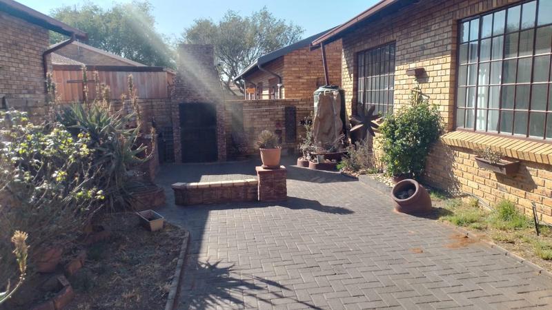 2 Bedroom Property for Sale in Eike Park Gauteng