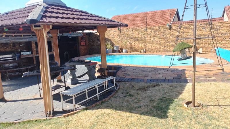 3 Bedroom Property for Sale in Helikonpark Gauteng