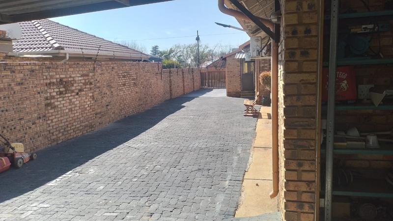 3 Bedroom Property for Sale in Helikonpark Gauteng