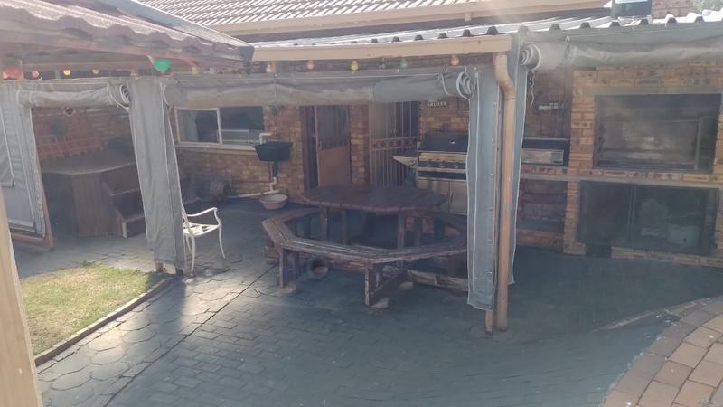 3 Bedroom Property for Sale in Helikonpark Gauteng