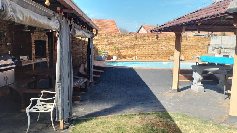 3 Bedroom Property for Sale in Helikonpark Gauteng