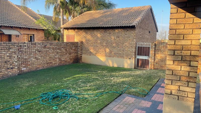 2 Bedroom Property for Sale in Monavoni Gauteng