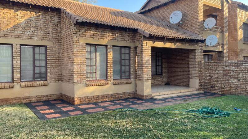 2 Bedroom Property for Sale in Monavoni Gauteng